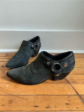 Unknown brand suede pointed moto booties